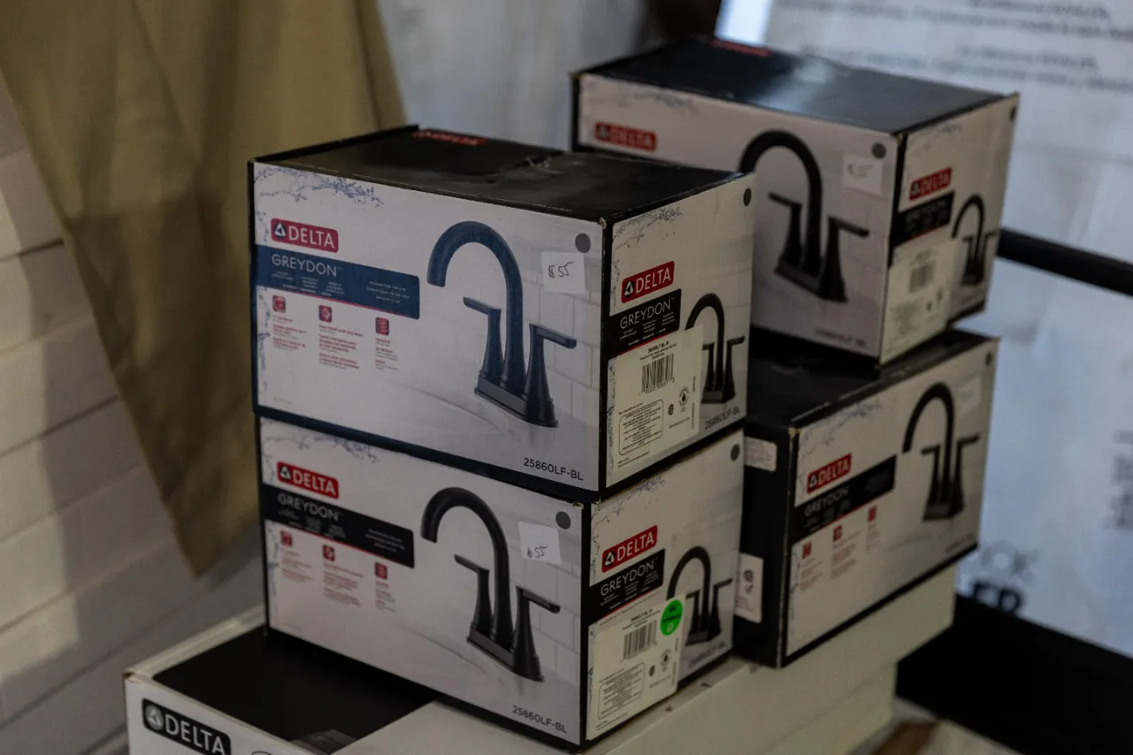 Delta Greydon 25860LF-BL Matte Black Bathroom Faucet โ image 1